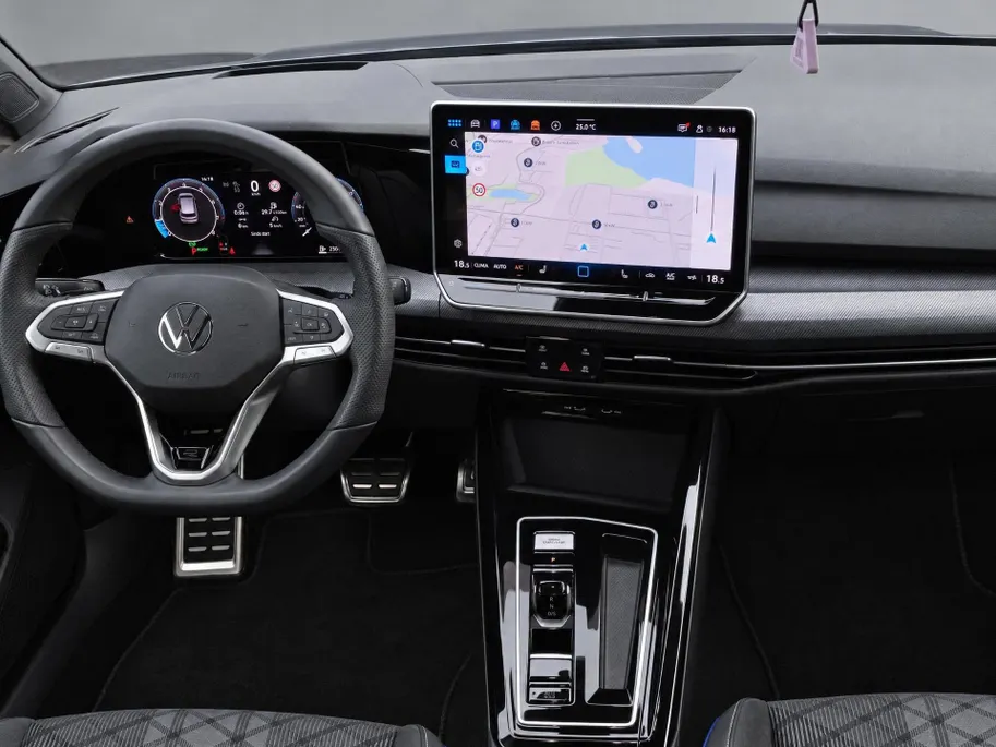 Volkswagen Golf 1.5eTSI/150PK R-Line · Navigatie · Trekhaak · Apple/Android Car Play · Dodehoeksensoren · Stoelverwarming ·  Garantie t/m 08-01-2031 of 100000km.