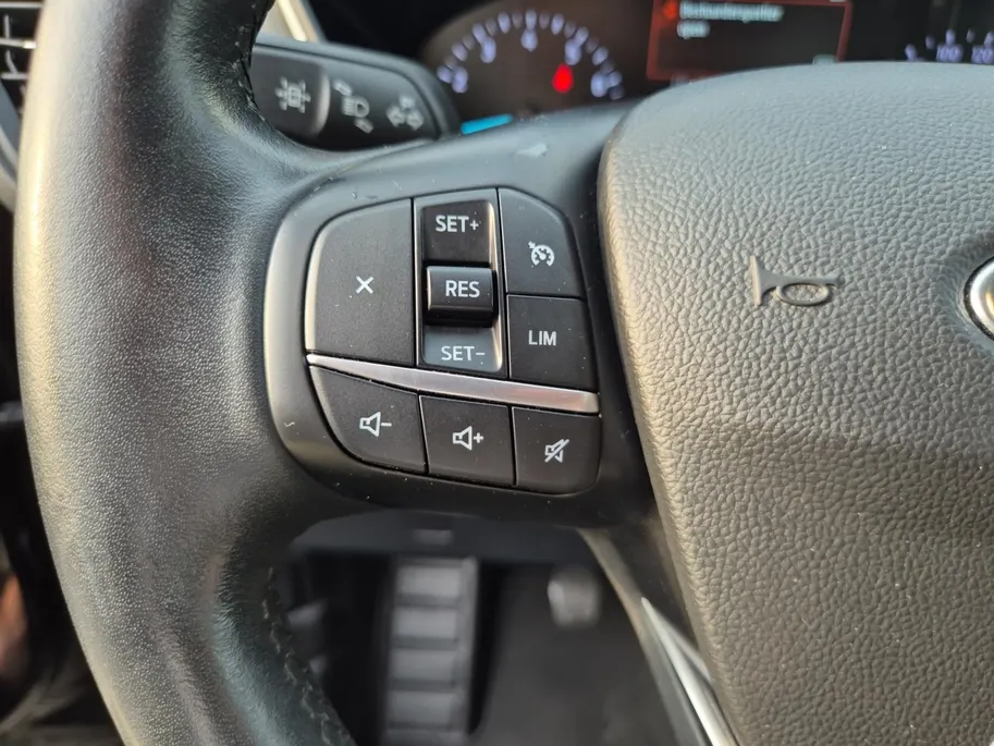 Ford Kuga 1.5 EcoBoost Titanium X | Bluetooth | Cruise Control | Climate Control | Stoelverwarming Voor en Achter | Trekhaak | LM Velgen | Parkeersensoren |