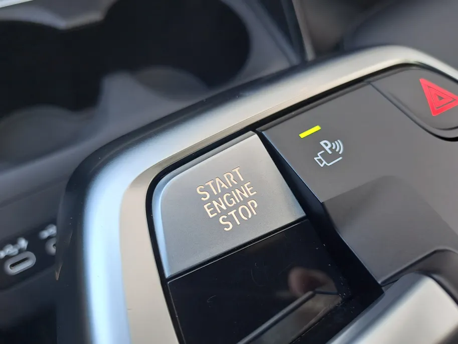 BMW 2 Serie Active Tourer 220i AUTOMAAT | Sensoren | Navigatie | Cruise | 360 Camera | Head-up display | Elektrisch verstelbare stoel | Apple Carplay/Android Auto