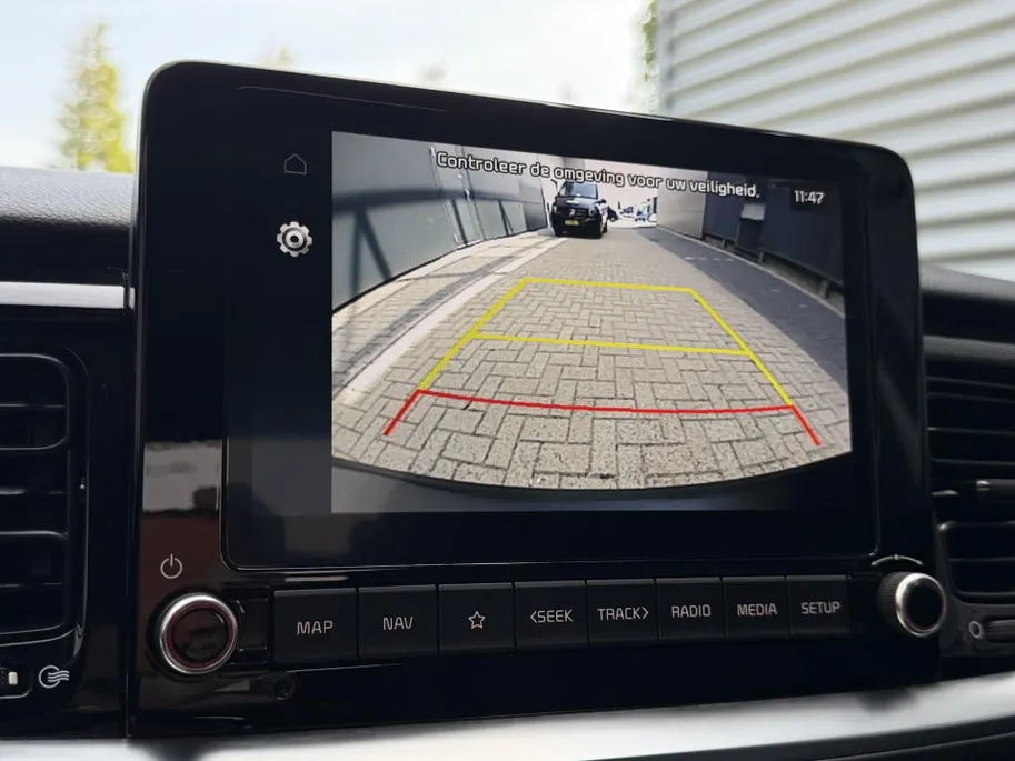 Kia Stonic 1.0 T-GDi MHEV DynamicPlusLine | Apple Carplay / Android Auto | Navigatiesysteem | Stoel + Stuurverwarming | Licht + Regensensor | Parkeersensoren + Camera Achter | Cruise Control | 16' Lichtmetalen Velgen
