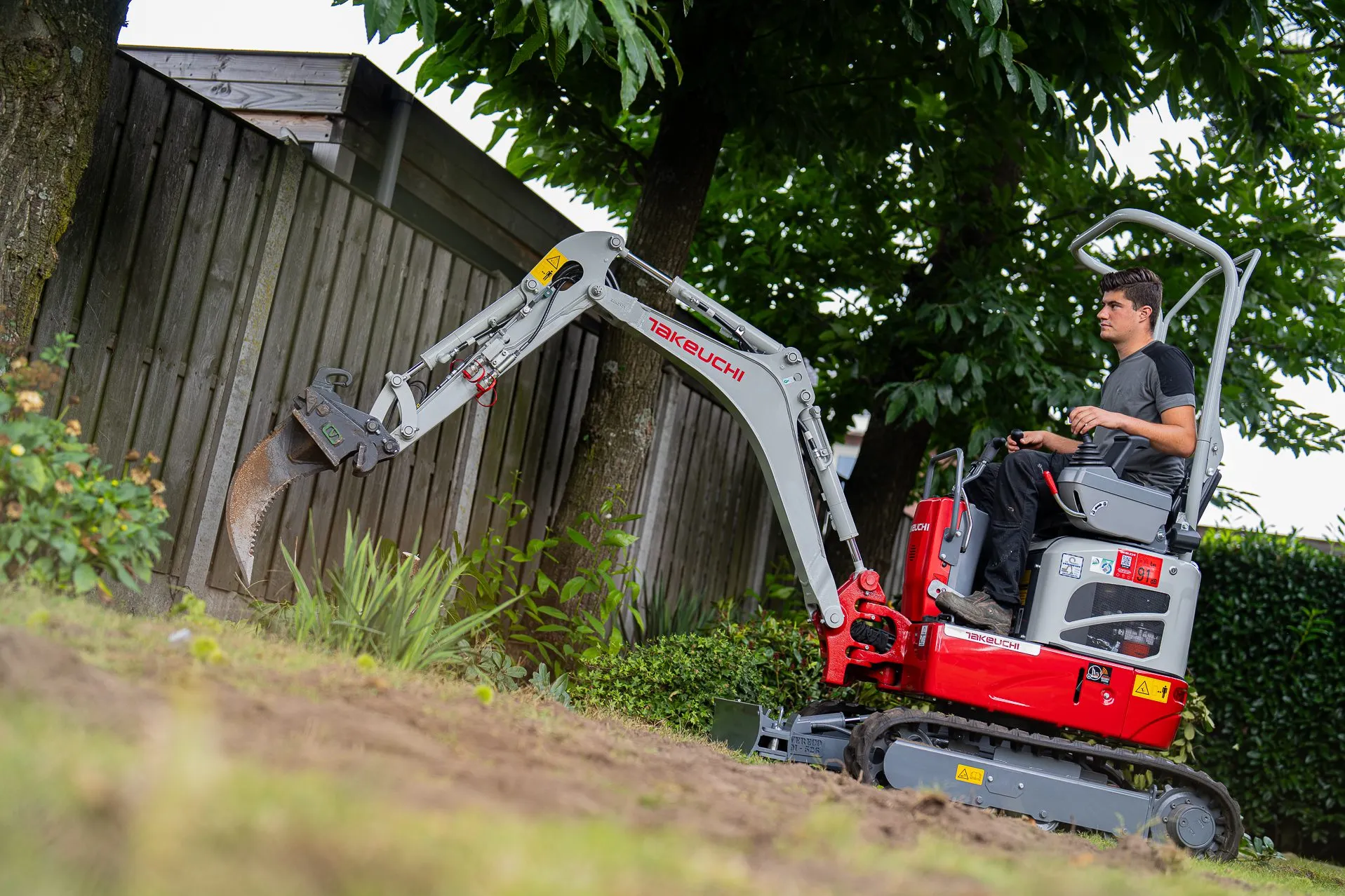 TB210R met ripper in een tuin