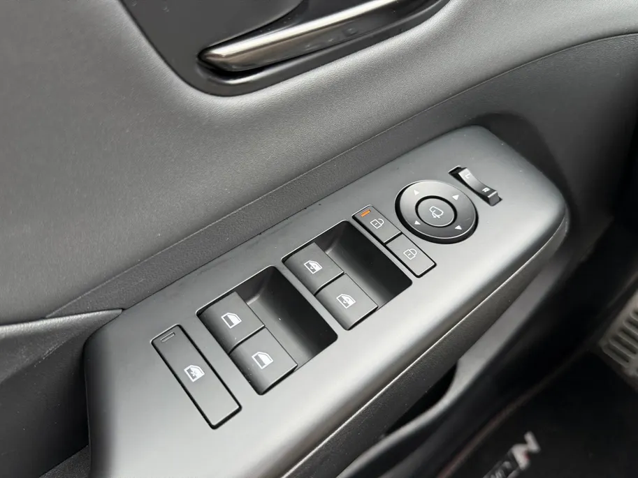 Hyundai Kona 1.6 GDI HEV N Line Sky | Schuif-/kantel dak | 360 camera | Apple Carplay/ Android Auto | Stoelverwarming voor & achter | Stoelventilatie |  Navigatie |