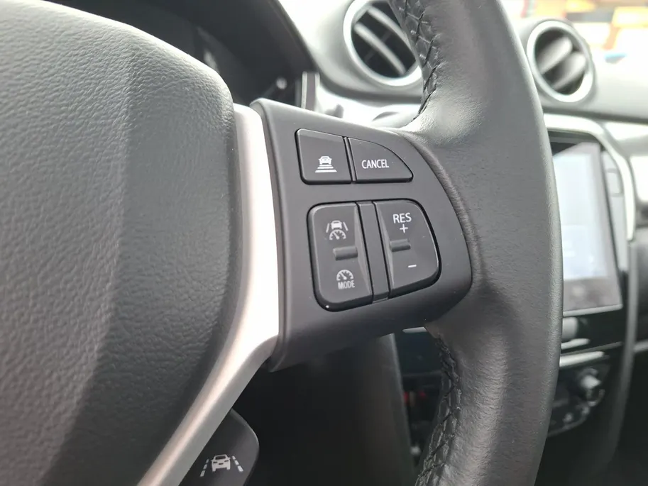 Suzuki Vitara 1.5 Hybrid Style automaat | Kantel / schuifdak | 17' lichtmetalen velgen | Navigatie | Achteruit rij camera
