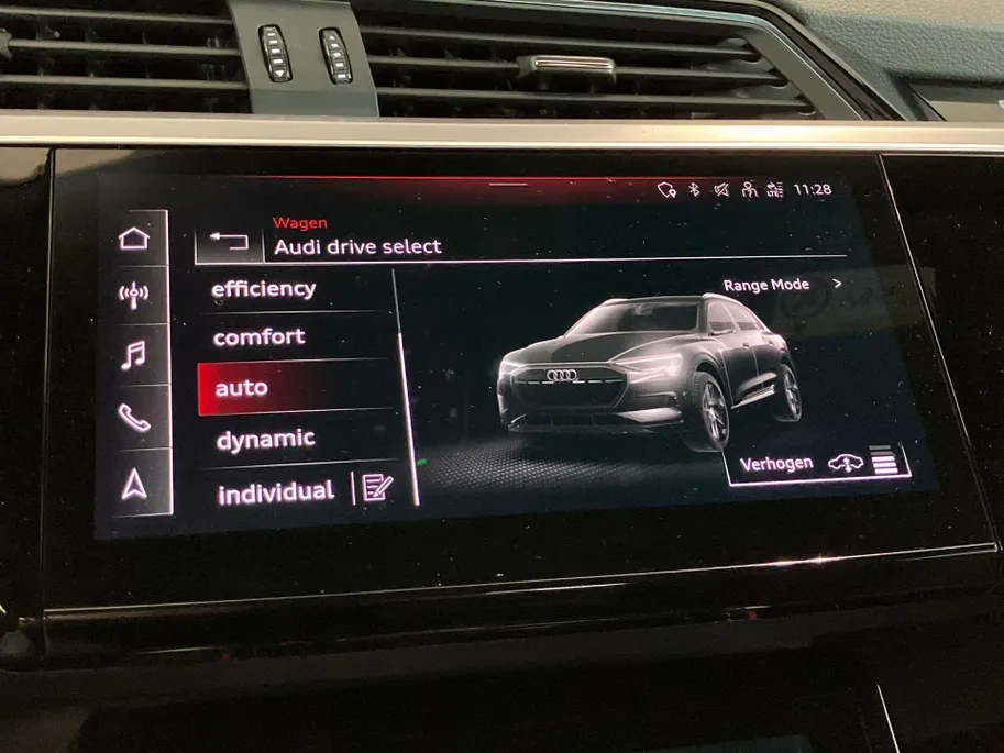 Audi e-tron 55 quattro S Line 300kW/408PK 95 kWh · Panoramadak · Camera + Parkeersensoren · Drive select