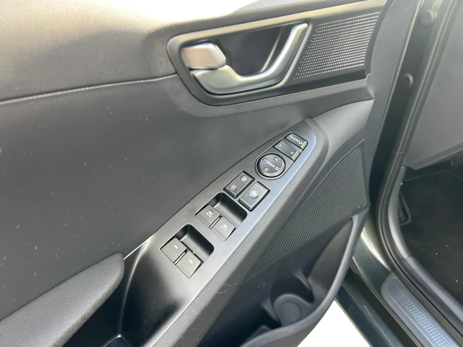 Hyundai IONIQ 1.6 GDi PHEV Premium 142PK | 52km elektrisch WLTP | Navigatie | Trekhaak | Climate Control | Apple Carplay & Android Auto | Parkeersensoren rondom | Stoel- en stuurverwarming |