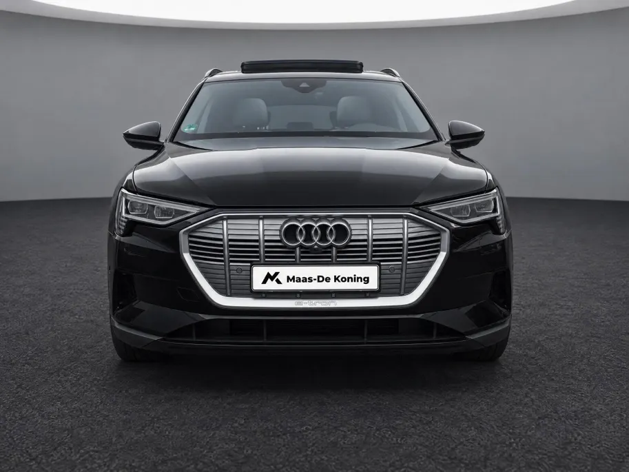Audi e-tron 55 quattro edition 95 kWh 408pk · Panoramadak · 360 Camera · Afneembare Trekhaak · Lederen Bekleding · Elek. Stoelen + Geheugen Bestuurder ·