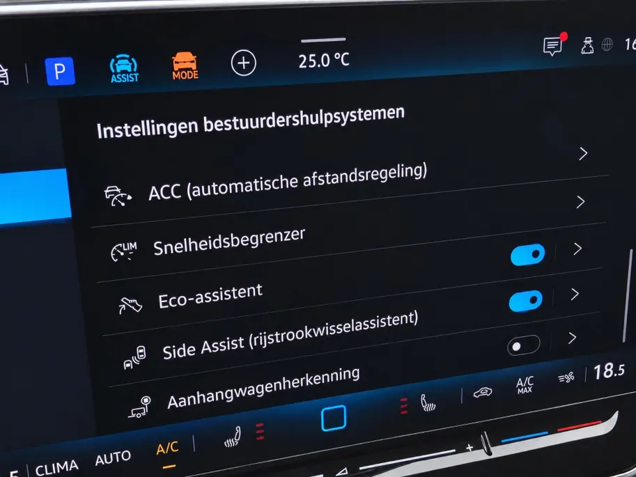 Volkswagen Golf 1.5eTSI/150PK R-Line · Navigatie · Trekhaak · Apple/Android Car Play · Dodehoeksensoren · Stoelverwarming ·  Garantie t/m 08-01-2031 of 100000km.