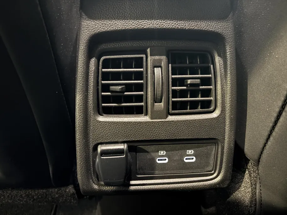 Renault Captur 90PK TCe Techno | Pack Winter | Navi | Climate Control | Camera | Parkeersensoren | Apple CarPlay/Android Auto | Lichtmetalen Velgen | Full LED | Armsteun | Digital Cockpit |