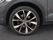 Volkswagen T-Roc 1.5 TSI 150pk DSG R-Line · Panoramadak · Camera · Dodehoeksensor · Keyless · Apple/Android Car Play · 19'Velgen ·