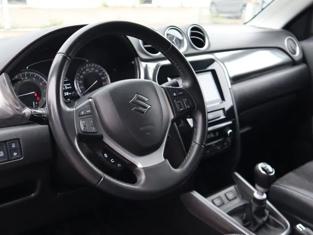 Suzuki Vitara 1.4 BoosterJet Hybrid Style Trekhaak | Adaptive Cruise | Two tone