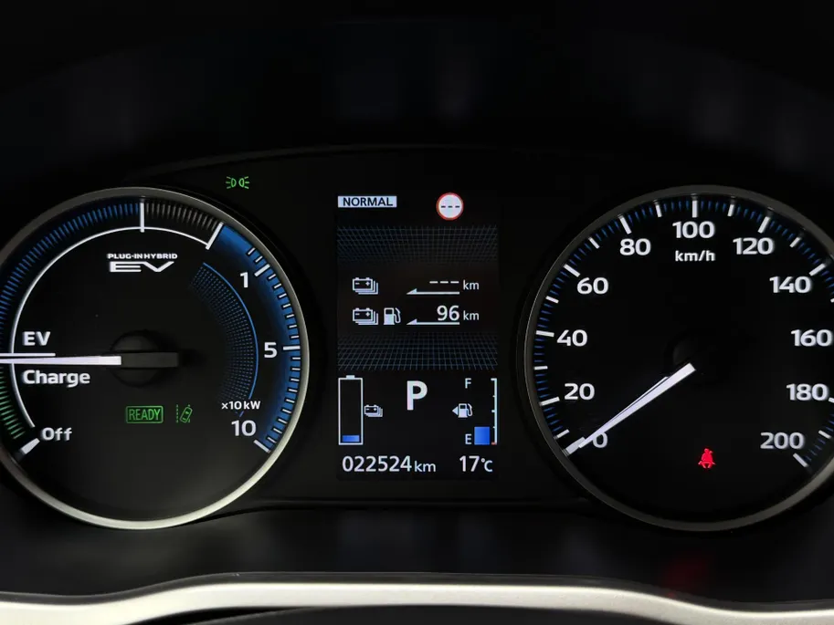 Mitsubishi Eclipse Cross 2.4 PHEV Intense+ | Stoel- en stuurverwarming | Elektrisch verstelbare stoelen | Trekhaak | Achteruitrijcamera | Parkeersensoren voor- en achter | Navi | Climate Control