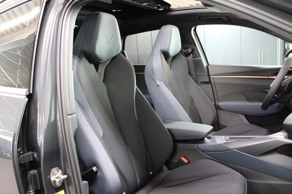 CUPRA Terramar 1.5 TSI e-Hybrid Business / Trekhaak / Pan. dak / Stoel + Stuur verw. /