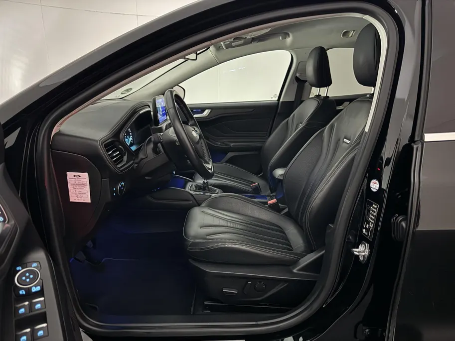 Ford Focus Wagon 1.5 EcoBoost Vignale | 182 PK | Trekhaak afneembaar | Winter Pack | Family Pack | Comfort Pack | Parking Pack |