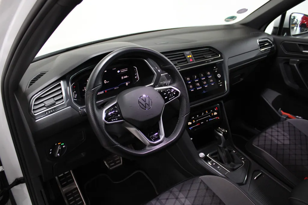 Volkswagen Tiguan Allspace 1.5 TSI DSG-7 R-Line Business 7p. 7-persoons / Stoel + Stuurverwarming / Camera / Elektr. klep /
