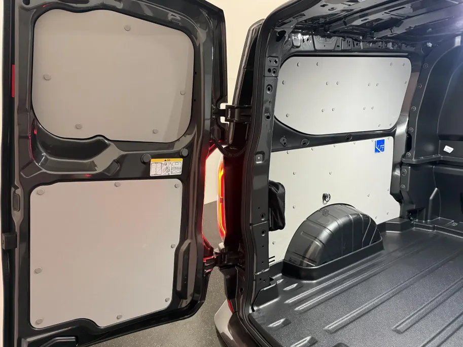 Ford Transit Custom 320 2.5 PHEV L2H1 Sport DC met o.a. uniek sport interieur, 19 inch lichtmetalen velgen, een trekhaak, een achteruitrijcamera en verwarmbare voorstoelen en stuurwiel