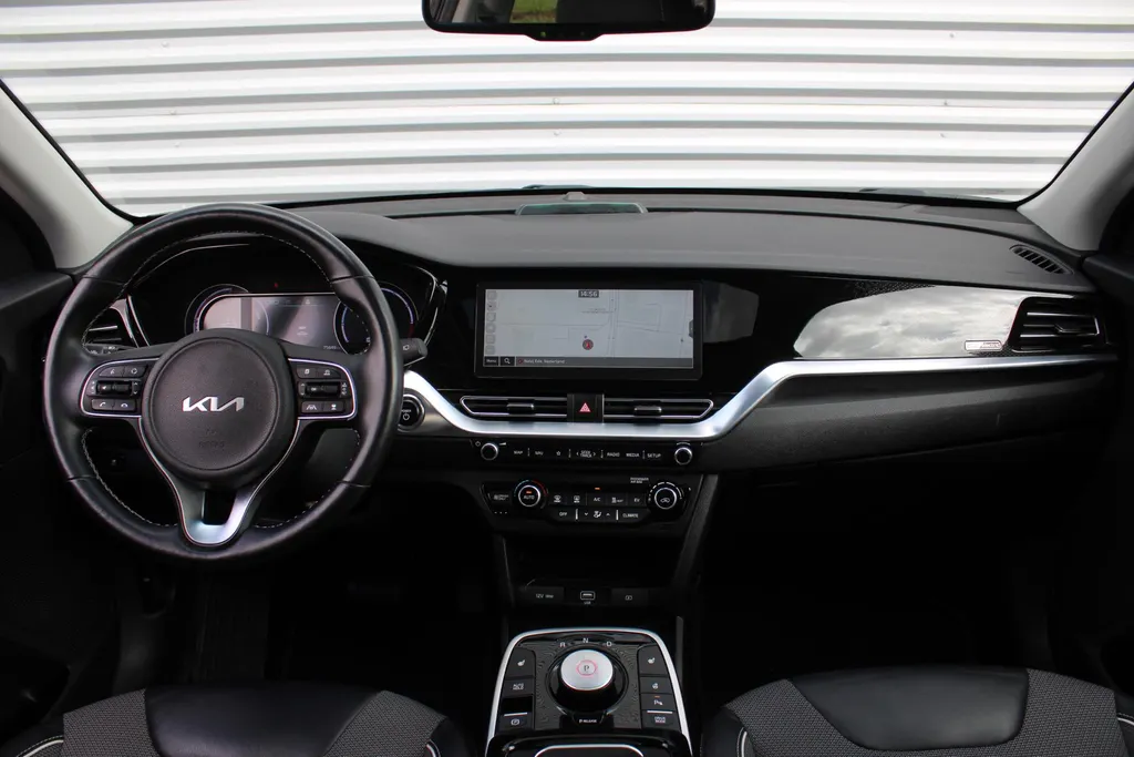 Kia e-Niro DynamicPlusLine 64 kWh | Warmtepomp | Schuif/kantel dak | 17' LM | Airco | Cruise | Navi | Camera |