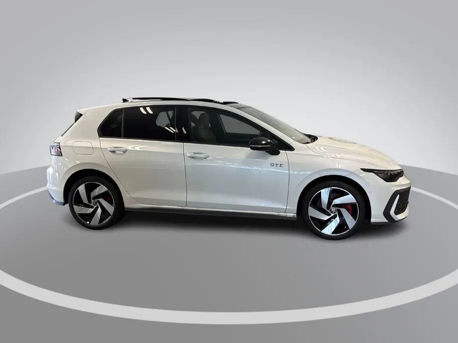 Volkswagen Golf 1.5eHybrid/272PK DSG GTE · Panoramadak · Camera · Inklap. Trekhaak · Leder · Garantie t/m 15-06-2030 of 100.000km