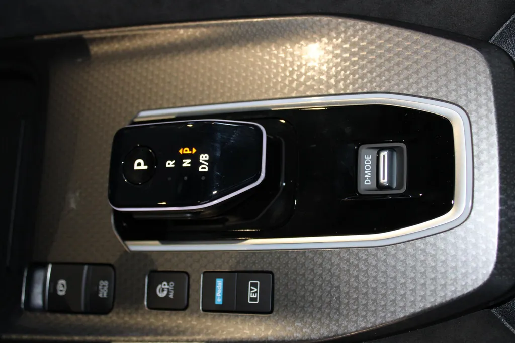 Nissan QASHQAI 1.5 e-Power N-Design *Pro-pilot*Google navigatie*Dodehoeksensoren*360grd Camera*parkeersensoren voor en achter*Climatecontrole*stoel-,stuur- en voorruit verwarming*Applecarplay&Androidauto*