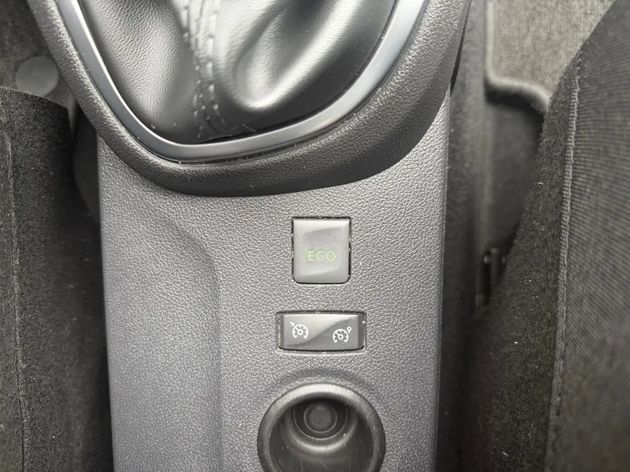 Renault Captur 1.3 TCe Intens | Camera | Parkeersensoren | Navigatie | Bluetooth | Cruise & Climate Control | All Season Banden | 12 Maanden BOVAG Garantie