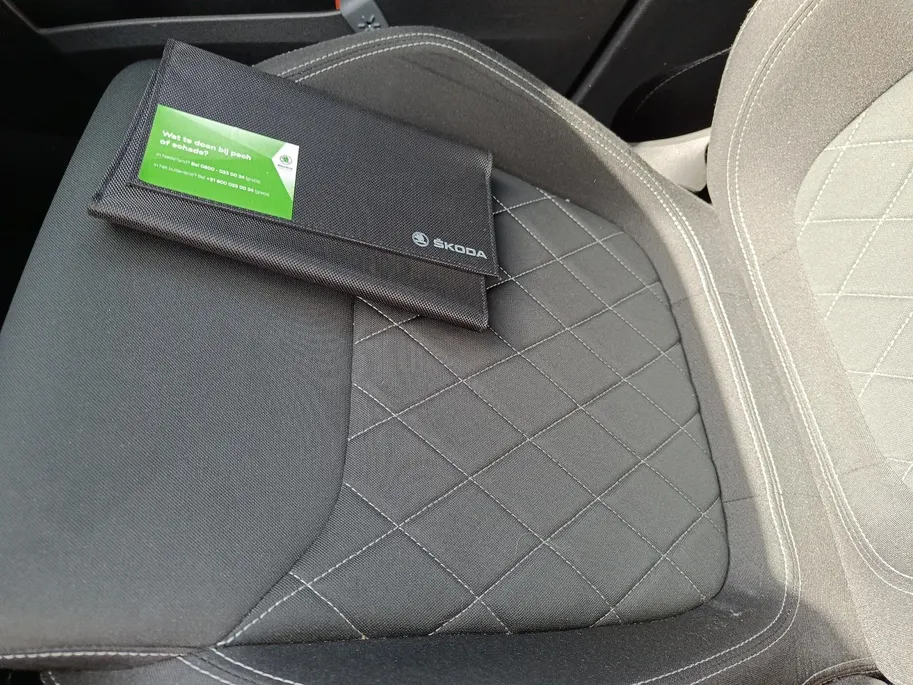 Škoda Karoq 1.5 TSI ACT Sportline Business | Apple Carplay/Android Auto | Elektrische achterklep | Airco (automatisch)