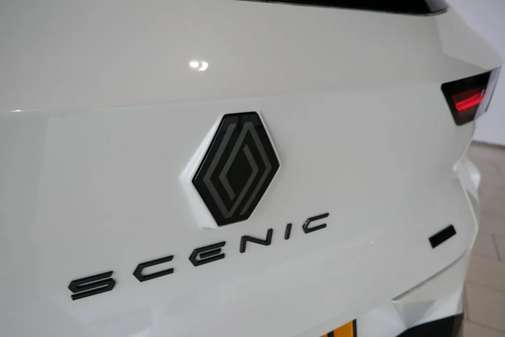 Renault Scénic E-Tech EV87 long range esprit Alpine | Pack Light & Sound| Rijdende demonstratie auto | Vraag naar de actuele kilometerstand|