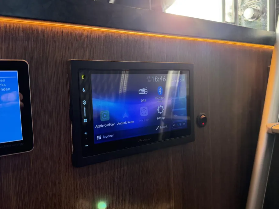 Renault Master T35 2.3 dCi 135 L3H2 Work Edition | Camper Edition | Motorsport Edition | Thule Omnistor Luifel | Airco in Leefruimte | TV | Koelkast | Magnetron | Volledig Bed | 2 Lederen Stoelen | DAB | LED Verlichting Leefruimte |