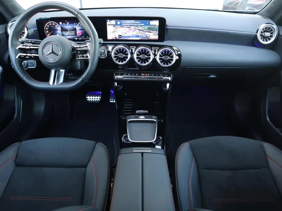 Mercedes-Benz A-Klasse 180 Business Solution AMG l Panorama dak l Keyless l AMG Line l