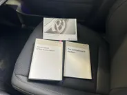 Hyundai Kona 1.6 GDI HEV Premium | Trekhaak Afn 13polig| Apple Carplay / Android Auto | Navigatiesysteem | Elektrisch Verstelbare Voorstoelen | Bestuurdersstoel + Geheugen | Parkeersensoren Voor + Achter | Camera Voor + Achter | Stoelverwarming + Stoelkoeling | Stuurv