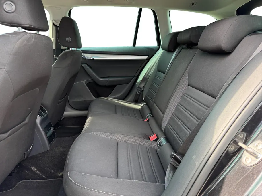 Škoda Octavia Combi 1.5 TSI Greentech Ambition Business | Automaat | Navigatie | Apple carplay & Android auto | Parkeersensoren voor en achter | Achteruitrijcamera | Elektr. achterklep | Afneembare trekhaak | Stoelverwarming voor | Bovag garantie |