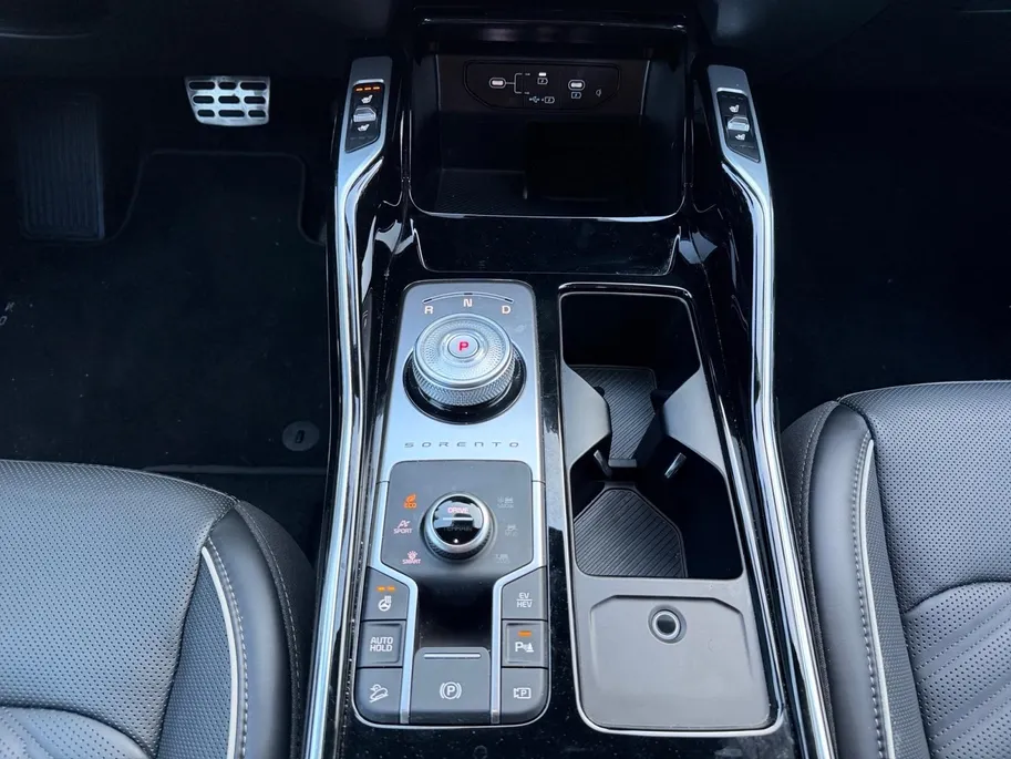 Kia Sorento 1.6 T-GDi Plug-in Hybrid 4WD ExecutiveLine 7p | Navi | Clima | 360° Camera | Stoelventilatie | Stoel-/Stuurverwarming | Cruise Control | Keyless Entry | 7-Persoons|