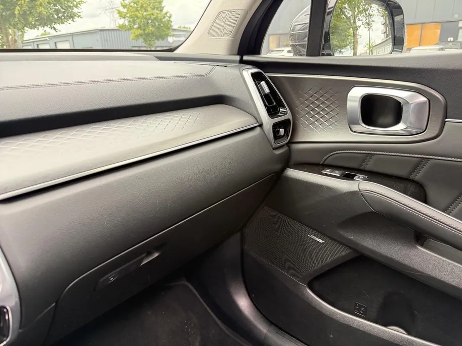 Kia Sorento 1.6 T-GDI Plug-in Hybrid 4WD Edition 7p. | Dealer onderhouden | Trekhaak | Apple Carplay / Android Auto | Navigatiesysteem | Elektrisch Schuif / Kanteldak | Head-up Display |  Elektrisch Verstelbare Voorstoelen | Bestuurdersstoel Met geheugen | Stoelverwa