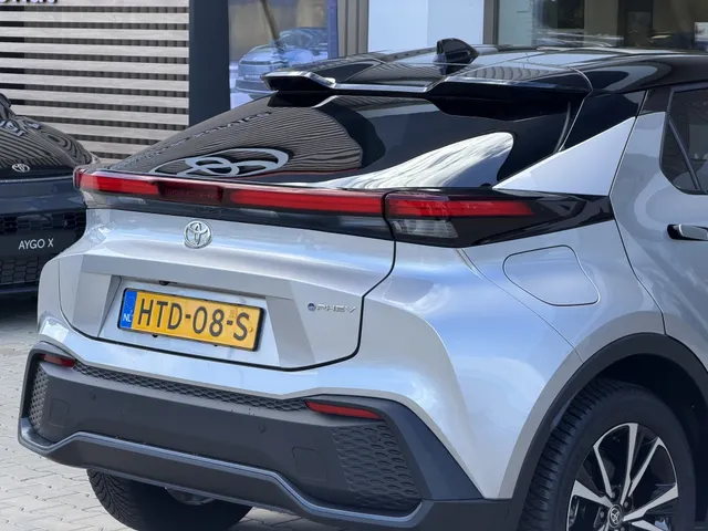 Toyota C-HR 2.0 PHEV 220 Dynamic Bi-Tone | All Seasons |