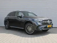 Mercedes-Benz GLC 300e 4MATIC AMG Line | 360 Camera | Schuifdak | Cruise adapt. | 20' LM | HUD | Treeplanken | Dodehoek detectie | Stoelverwarming + geheugen | BTW auto |