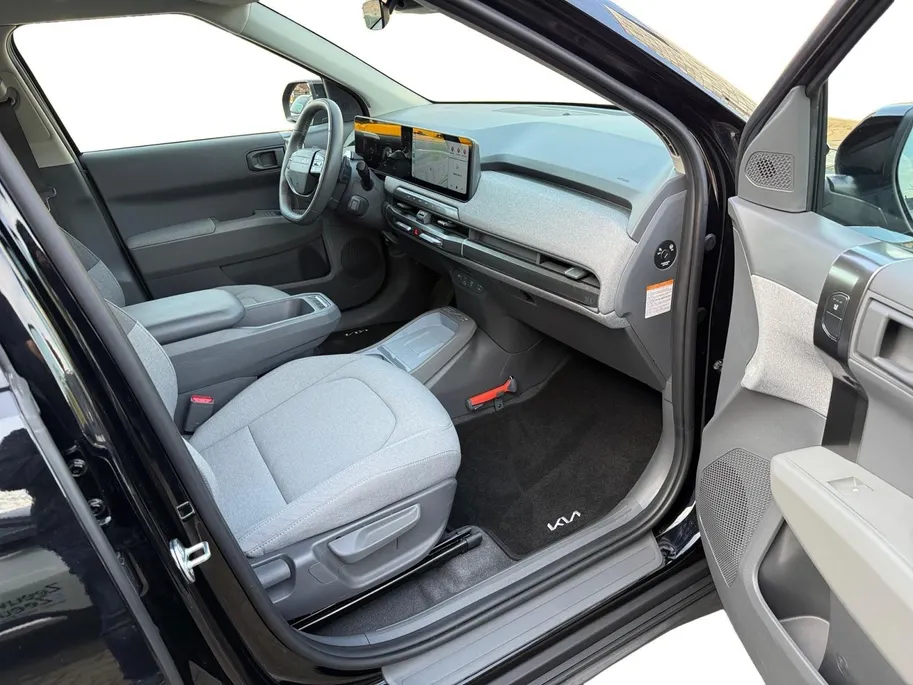 Kia EV3 Black Edition 58.3 kWh | NAVI | CAMERA | 19 INCH LMV | CLIMATE & CRUISE CONTROLE | STUUR & STOELVERWARMING | ETC..