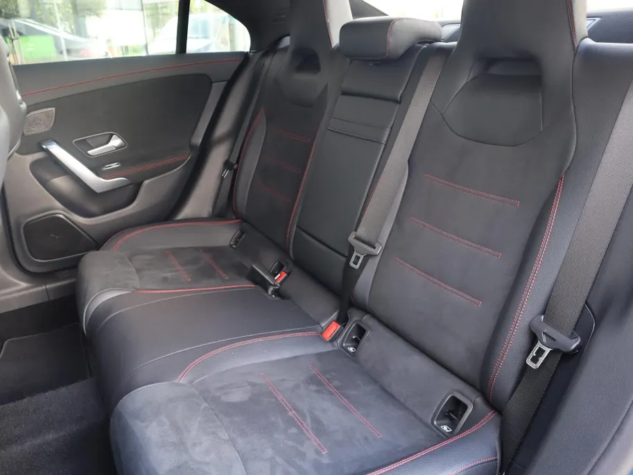 Mercedes-Benz CLA 200 Business Solution AMG l Panoramadak l Stoelverwarming l Ambiente lichtpakket