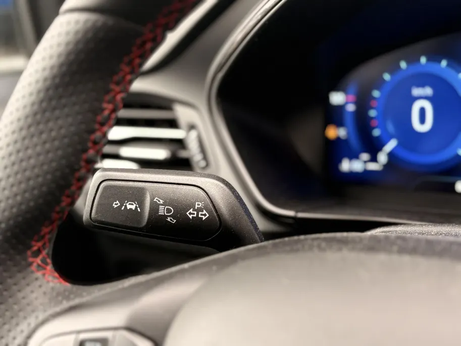 Ford Focus Wagon 1.0 EcoBoost ST Line 125 PK WINTER PACK I LEDEREN BEKLEDING I APPLE CARPLAY / ANDROID AUTO I ' 18 ' VELGEN I