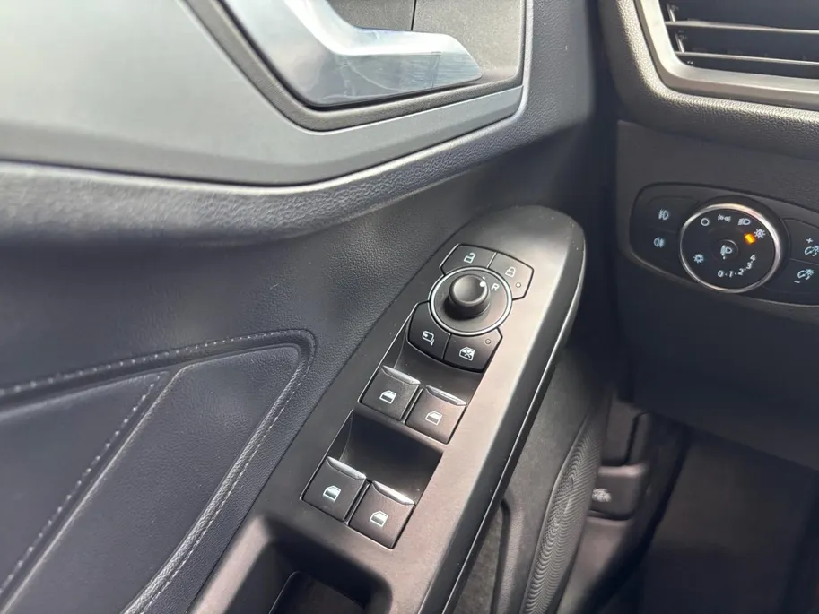 Ford Focus Wagon 1.0 EcoBoost Hybrid Titanium | Trekhaak | Stoel, stuur en voorruitverwarming | Cruise | Climate
