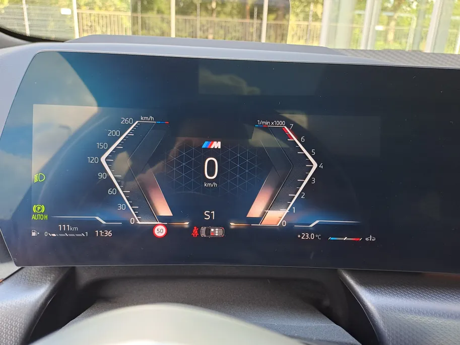 BMW 2 Serie Active Tourer 220i AUTOMAAT | Sensoren | Navigatie | Cruise | 360 Camera | Head-up display | Elektrisch verstelbare stoel | Apple Carplay/Android Auto
