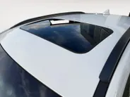 Hyundai Kona EV Limited Sky 64 kWh | Zeer compleet | 99% SOH | Open dak | Lederen bekleding | Trekhaak | Stoel verwarming & koeling | Stuurverwarming |