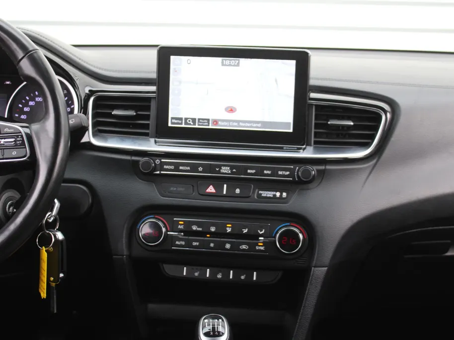 Kia Ceed 1.4 T-GDi DynamicPlusLine | Trekhaak | Stuur-/stoelverwarming | Camera | 17' LM | Navi | Clima | Half leer/stof |