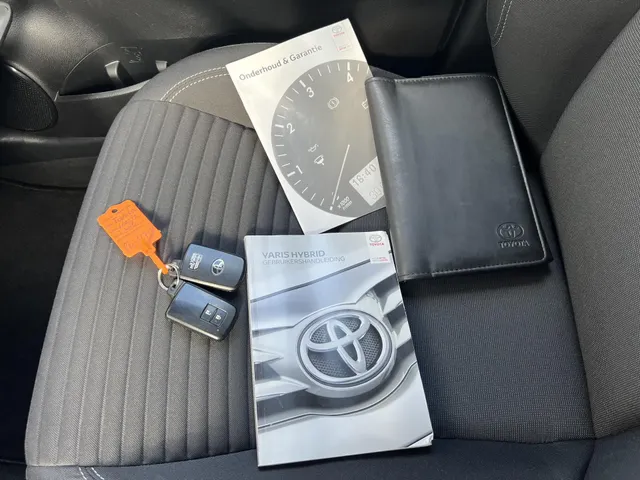Toyota Yaris 1.5 Hybrid Bi-Tone Automaat | 16' Lichtmetalen Velgen | Climate Control | Elek. Raambediening