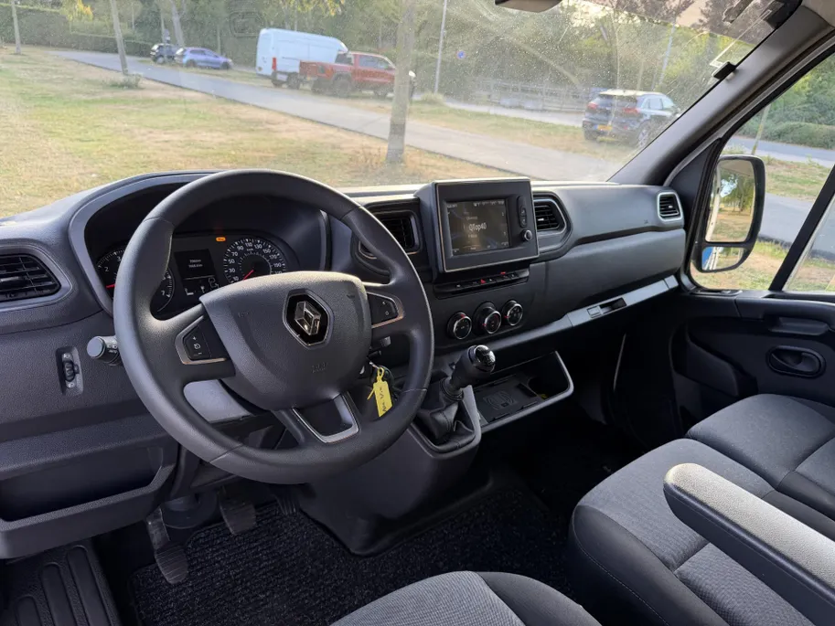 Renault Master T35 2.3 dCi 135 L3H2 Work Edition | Camper Edition | Motorsport Edition | Thule Omnistor Luifel | Airco in Leefruimte | TV | Koelkast | Magnetron | Volledig Bed | 2 Lederen Stoelen | DAB | LED Verlichting Leefruimte |