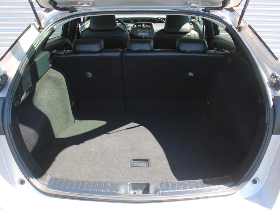 Toyota Prius 1.8 Executive | Trekhaak | Stoelverwarming | Camera | Leer | Dodehoek detectie | JBL audio | HUD | 17” LM | Navi | LED | Cruise adapt. | Incl. winterset |