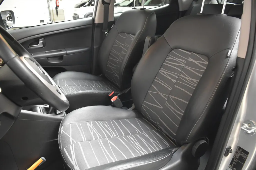 Kia Venga 1.4 CVVT 90pk Summer Edition Navigatie, Panoramadak, Trekhaak.