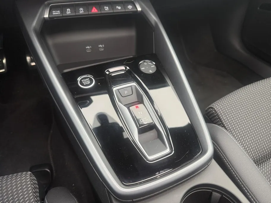 Audi A3 Sportback 35 TFSI S edition | 3X S Line | Schuif-Kantel Dak | Sportstoelen | SONOS | Camera | Stoelverwarming | Apple Carplay | Adaptief Cruise Control | Climate Control