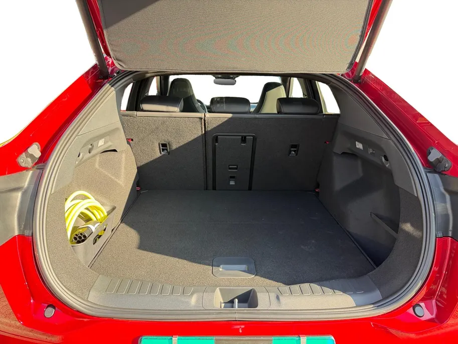 Ford Capri Premium Extended Range AWD 79 kWh 340pk | Direct Leverbaar | €3.500,- Ready Set Ford Bonus | 560km WLTP Rijbereik | Trekhaak | 1200kg Trekgewicht | Panoramadak | Gratis Warmtepomp t.w.v. €1.200,- | 360 Graden Camera | HUD