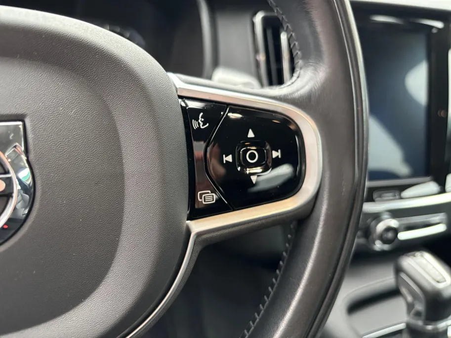 Volvo V90 2.0 T4 Momentum | LEDER | CAMERA | TREKHAAK | DEALER-ONDERHOUDEN | NL-AUTO |