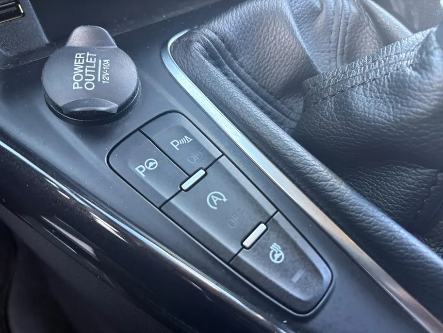 Ford Focus Wagon 1.0 Titanium |Lederen/stof bekleding| Trekhaak| bi-xenon koplampen| keyless entry| 12 maanden Bovag garantie|