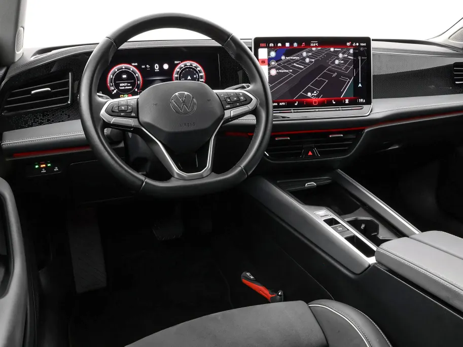 Volkswagen Passat Variant 1.5 eTSI 150pk DSG Elegance Business · Camera · Wegklapbare Trekhaak · Apple/Android Car Play · Dodehoeksensoren · P-Sensoren · 17'' Inch · Garantie t/m 18-06-2028 of 100.000