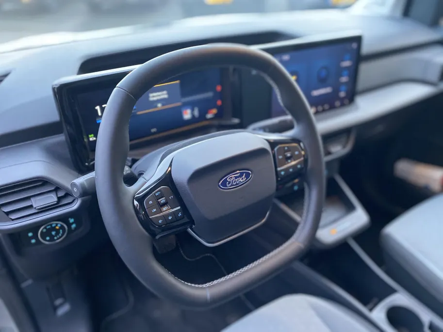 Ford Tourneo Courier courier EV / TREKHAAK / WINTERPAKKET.